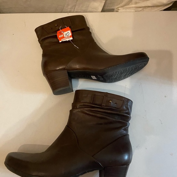 Earth brown slouch style ankle boots with zip up sides size 10 NWT - Picture 5 of 8